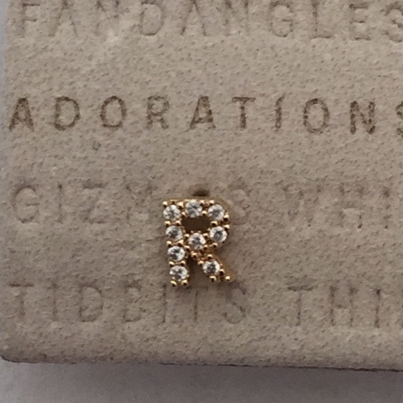 Letter R Monogram & Pearl post letter R - Picture 8 of 14